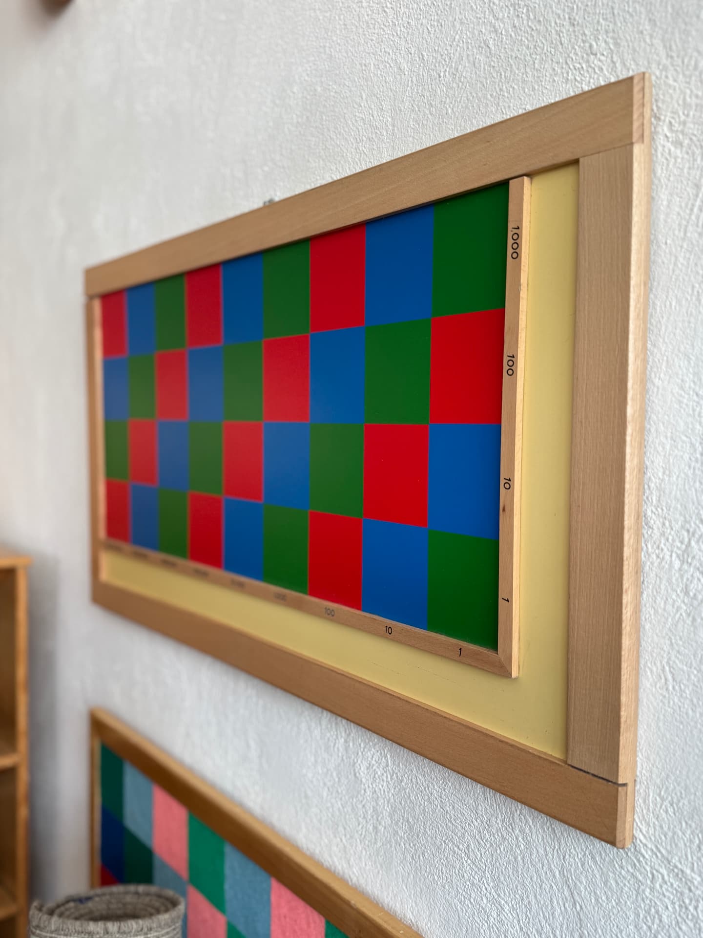 Tablero de numeración Montessori con franjas de colores