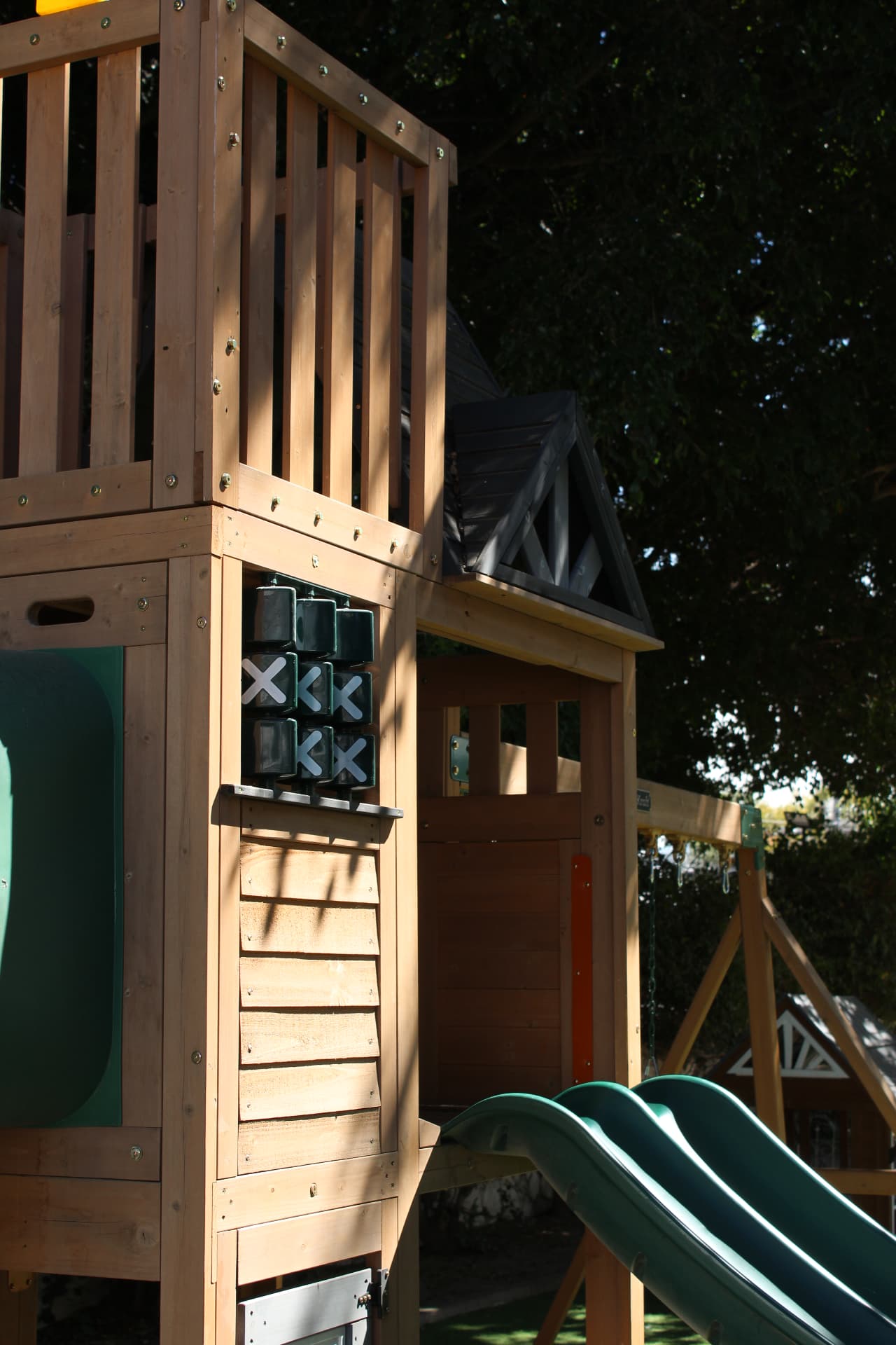 Estructura de juego y resbaladilla en el jardín de la escuela
