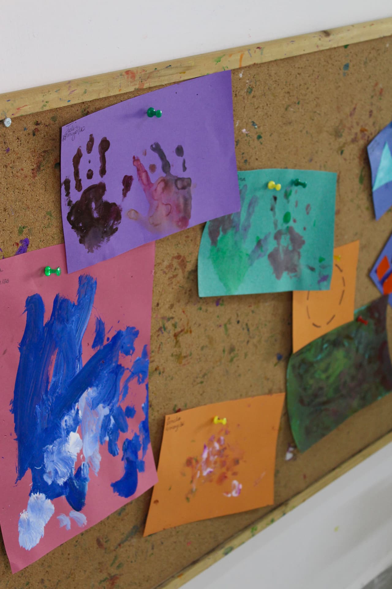 Trabajos de arte de los niños con pintura de manos en un tablero
