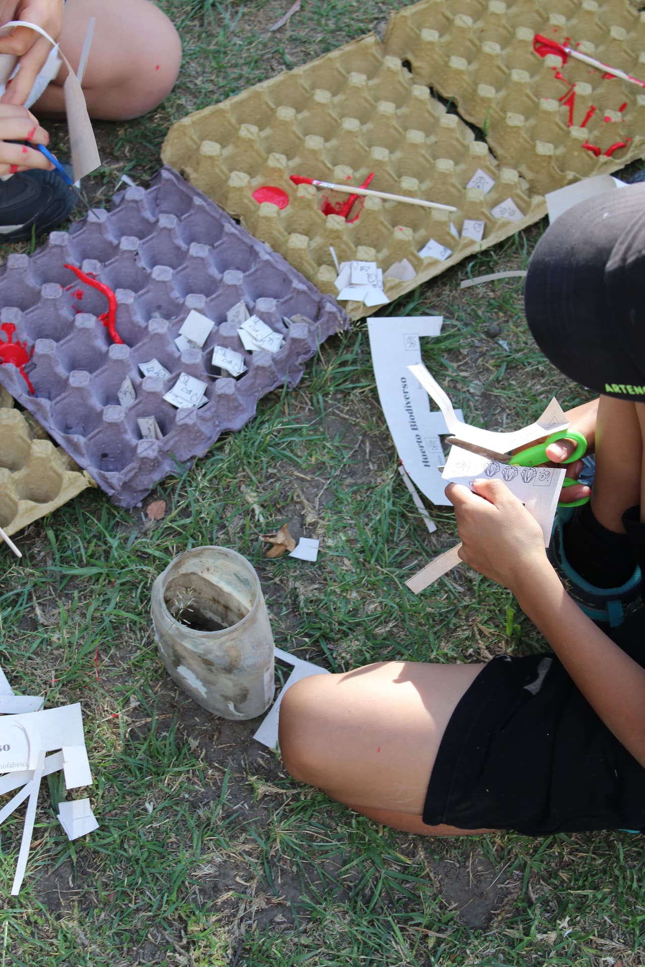 Niños trabajando en equipo en una actividad al aire libre
